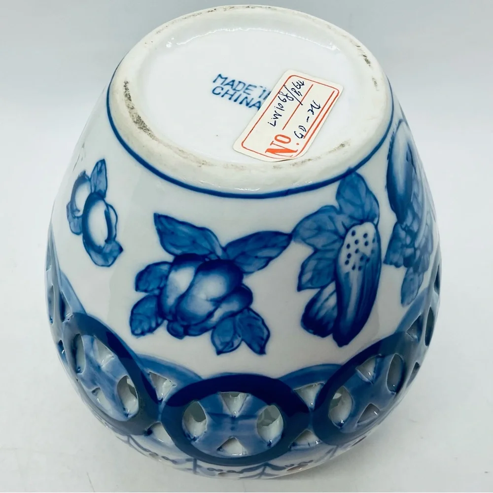 VTG Display Jar Blue&White Cut Out&Floral Leaf Design Ceramic 7” Tall China